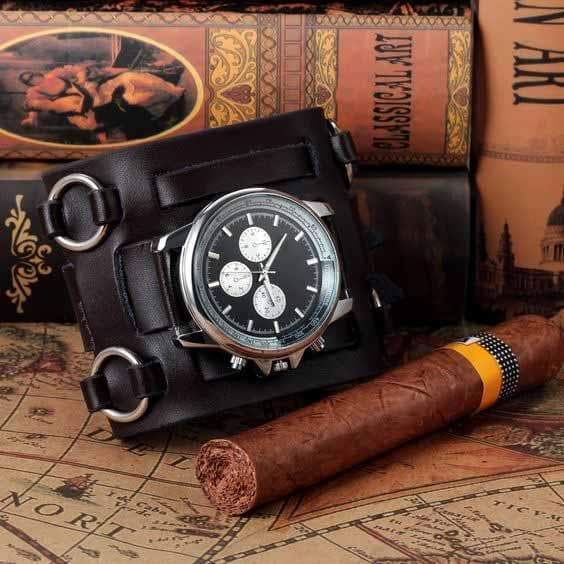 Montre Aviateur Homme en présentation avec un bon cigarre | Steampunk-Store