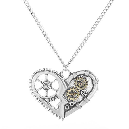 Cordelia — detalle del corazón plateado y sus engranajes decorativos