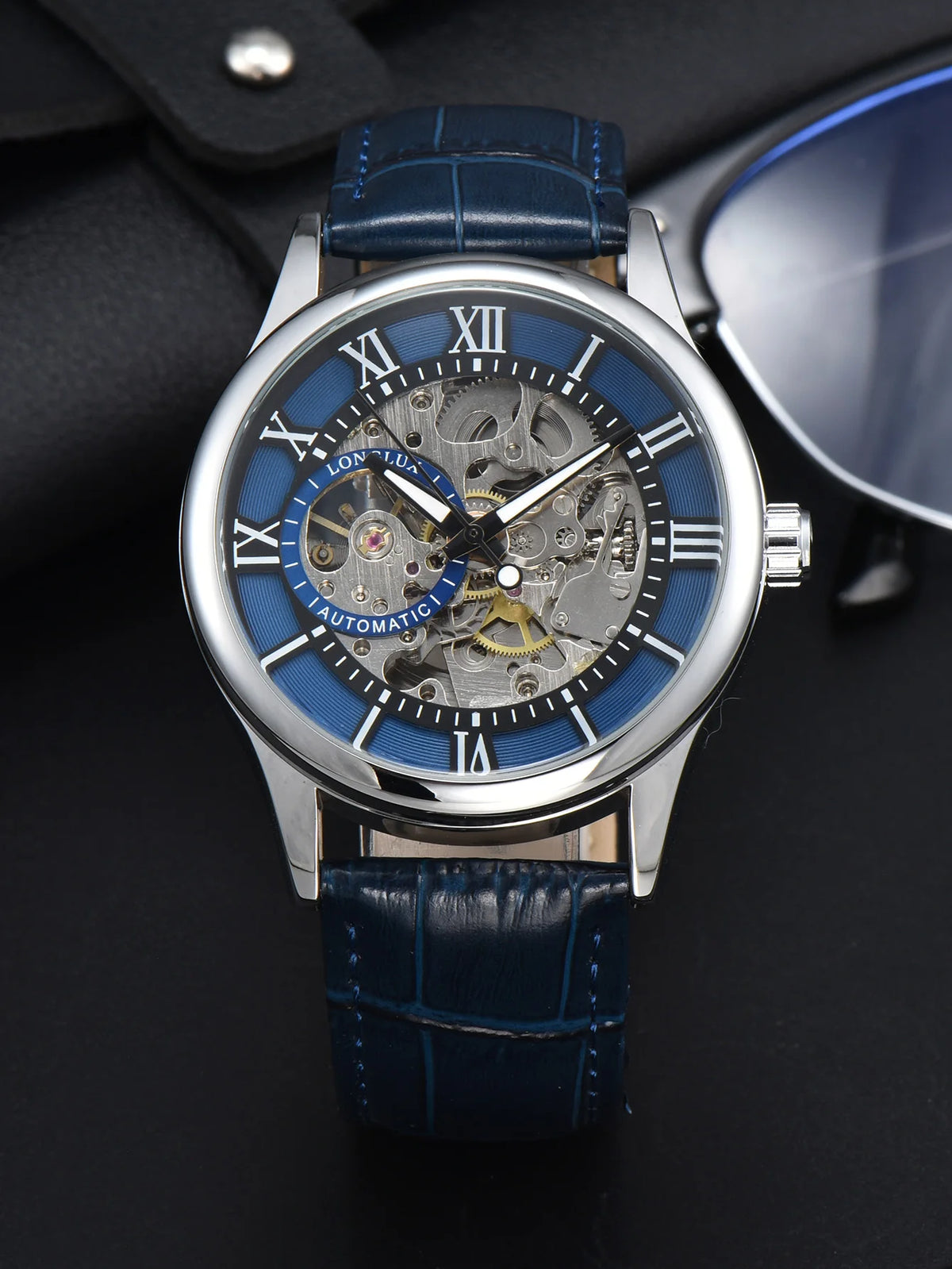 Reloj Esqueleto para Hombre con Números Romanos — Plateado, correa azul