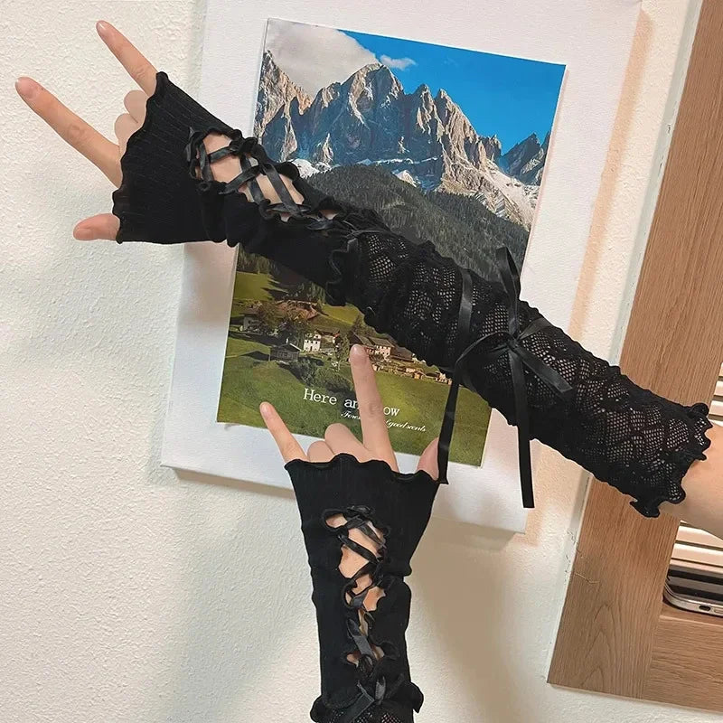 Lange zwarte kanten vingerloze handschoenen met linten, gedragen voor een bergfoto