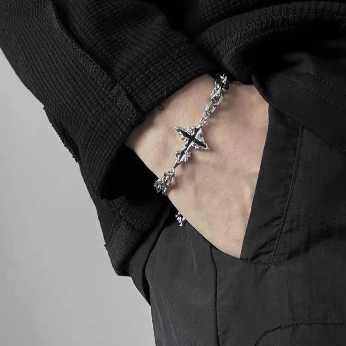 Bracelet Croix Gothique Homme en Acier - détail du motif 2