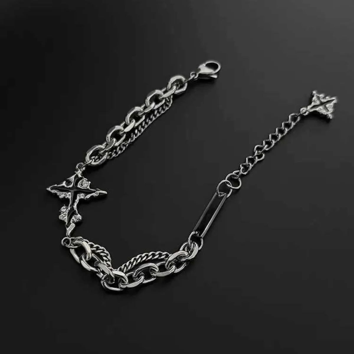 Bracelet Croix Gothique Homme en Acier - porté au poignet 4