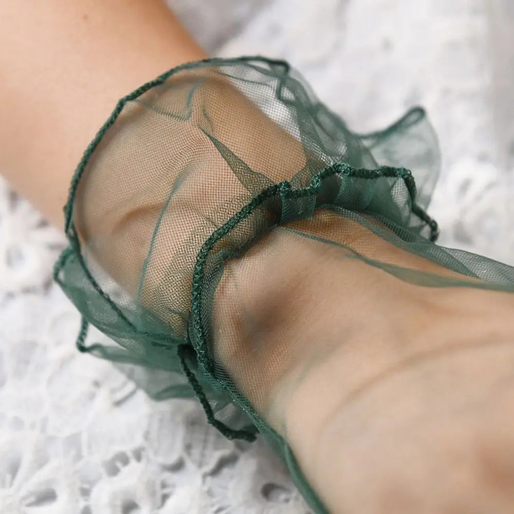 Grande plano do folho verde-escuro de uma luva transparente