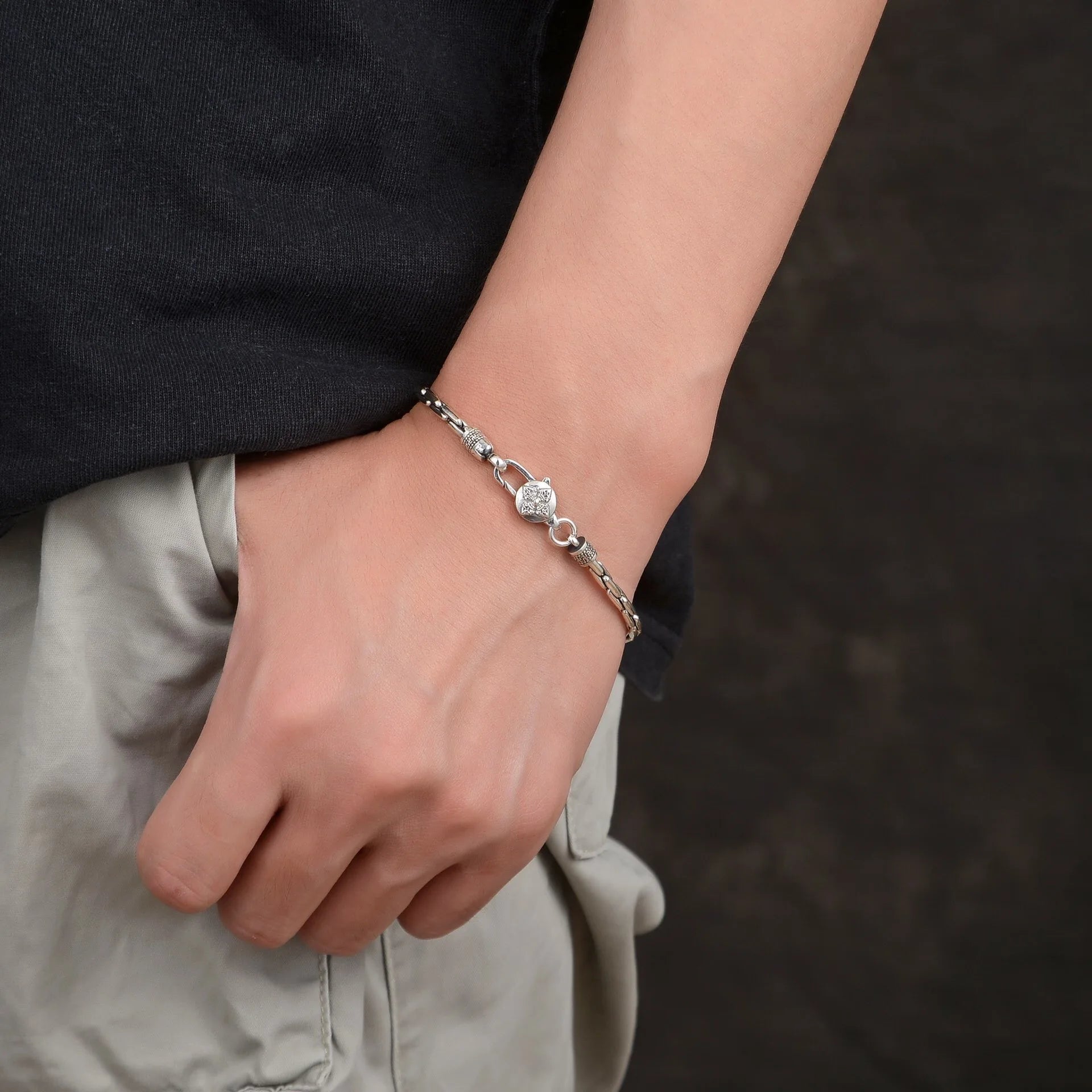 Bracelet Vajra Mantra Homme en Argent S925 - présentation du modèle 16
