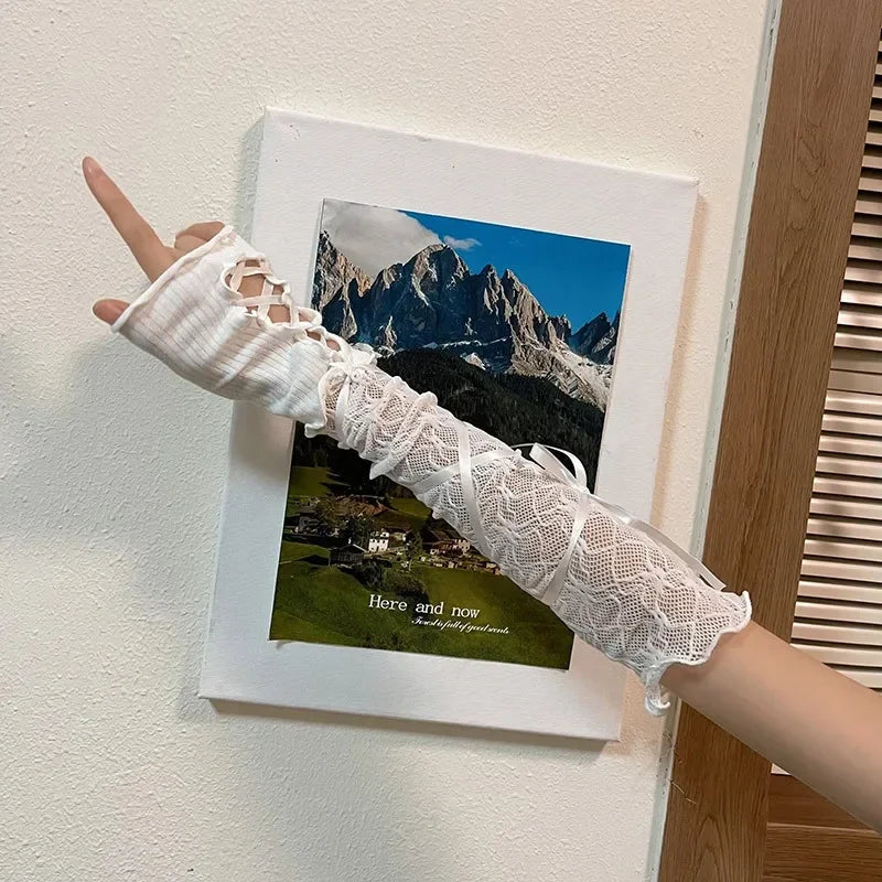 Lange witte kanten vingerloze handschoen met veters voor een bergfoto
