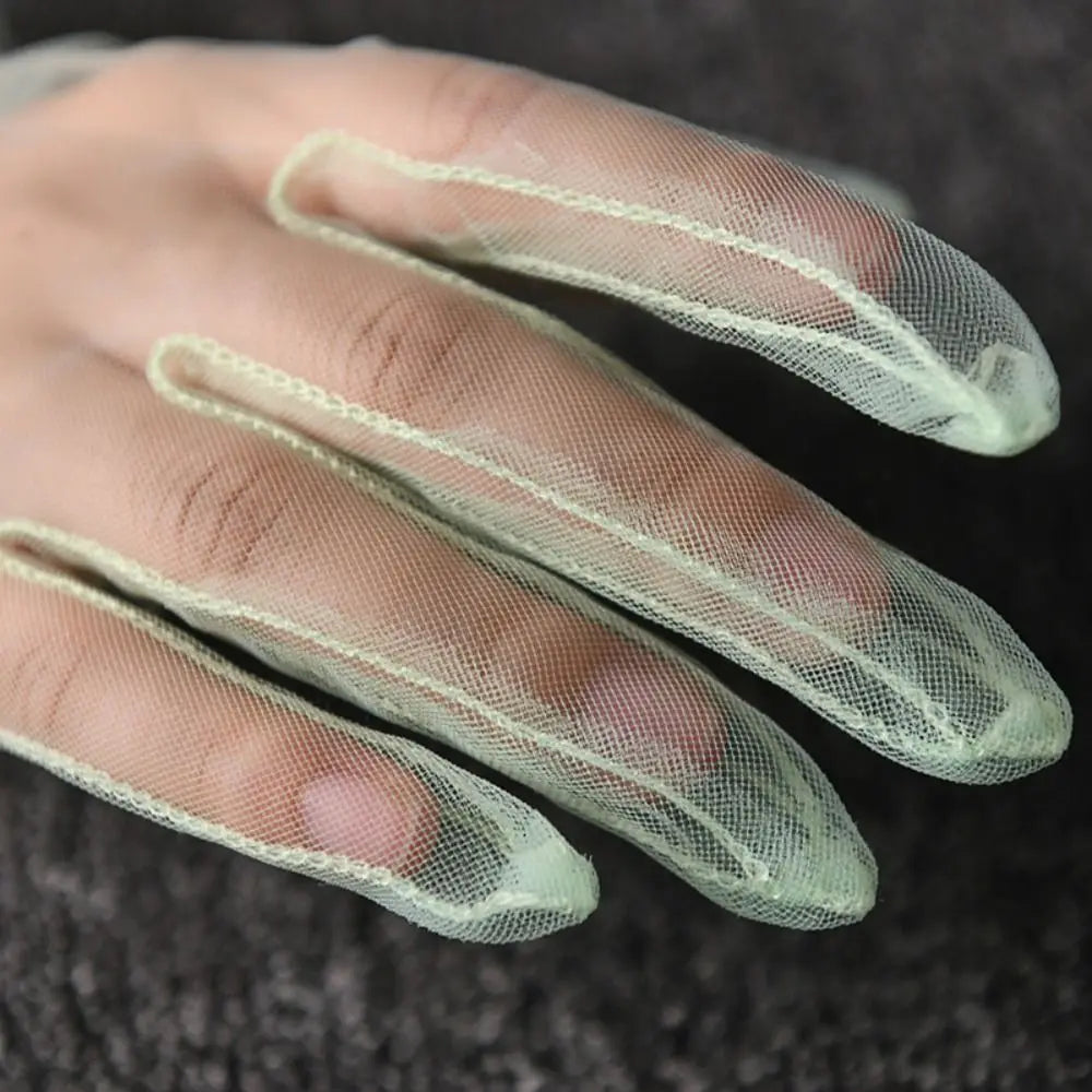 Grande plano dos dedos de uma luva transparente verde-pálida