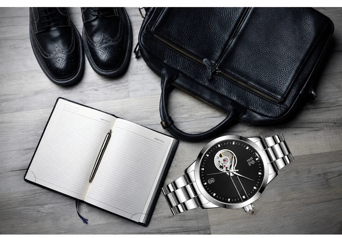 Reloj Automático para Hombre de Corazón Abierto y Acero — reloj en un ambiente vintage