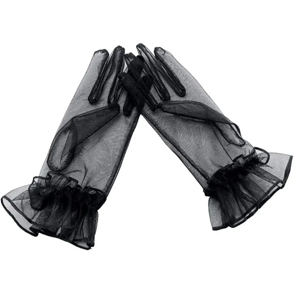 Par de luvas pretas transparentes com folhos sobre fundo branco