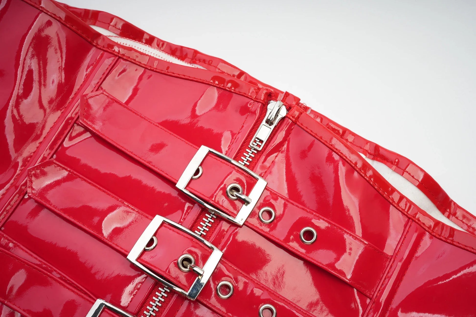 Corsé Punk de PVC con Hebillas - Negro o Rojo - detalle 11