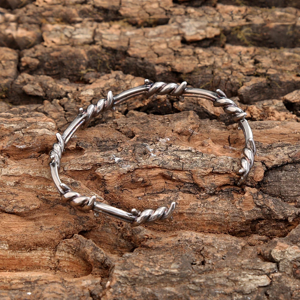 Bracelet Barbelé Homme - Jonc Punk en Acier - détail de la matière 5