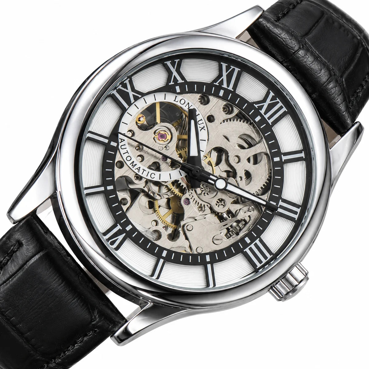 Reloj esqueleto con números romanos — primer plano inclinado, caja plateada y correa negra