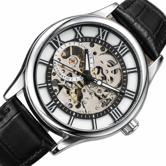 Orologio scheletrato con numeri romani — primo piano inclinato, cassa argentata e cinturino nero