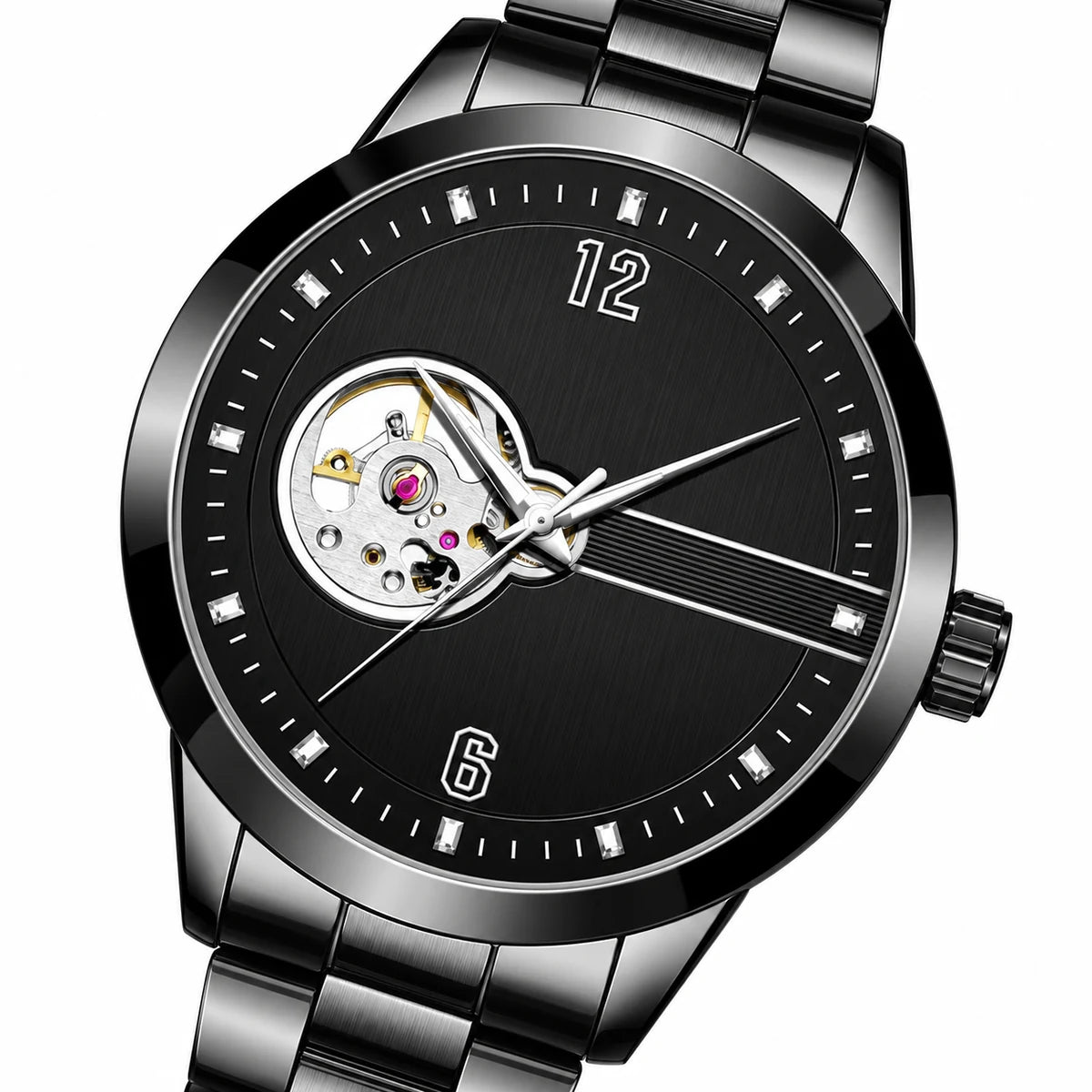Reloj automático de corazón abierto — primer plano inclinado sin marca, acabado negro integral