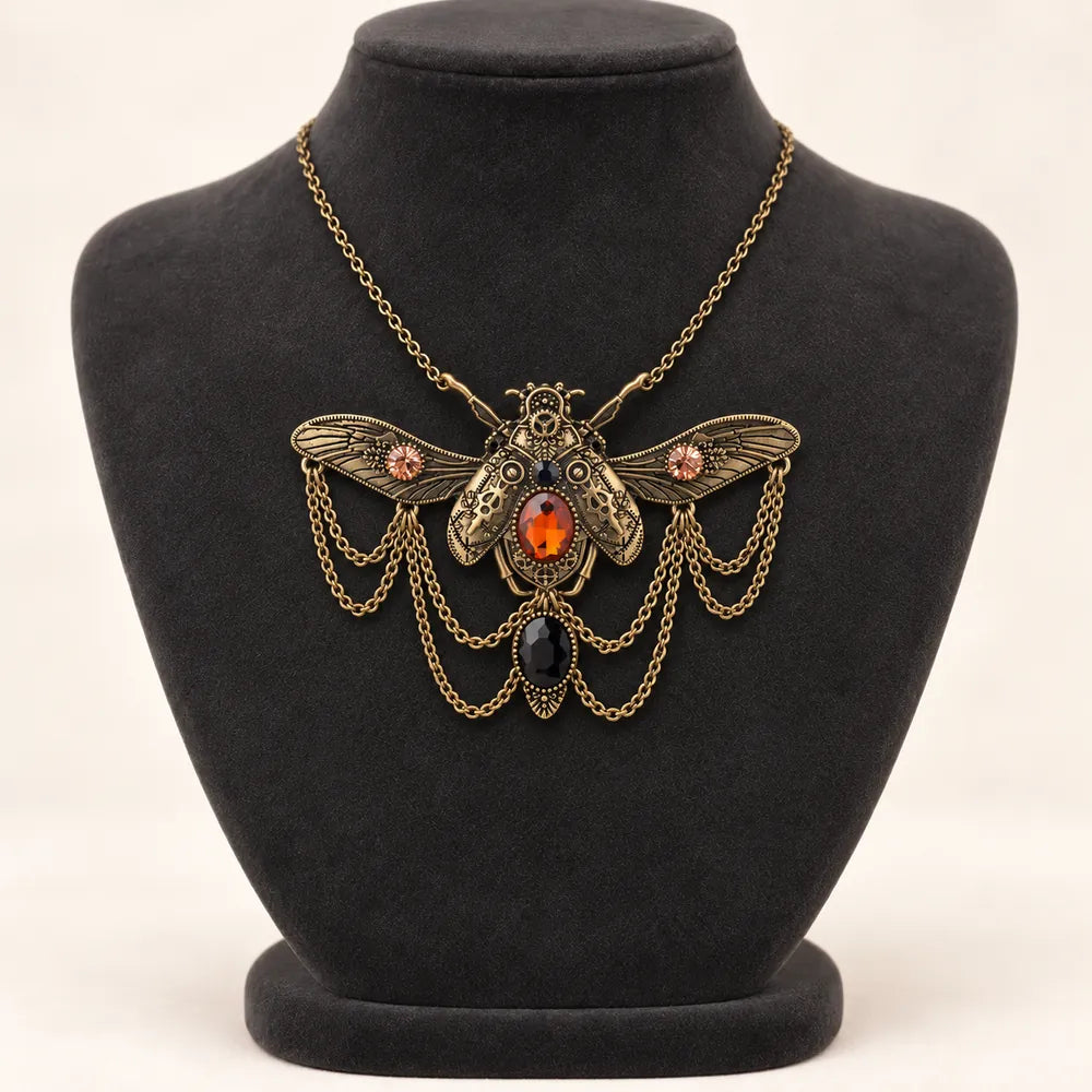 Collier Elytra bronze vieilli sur présentoir sombre — mise en scène générée