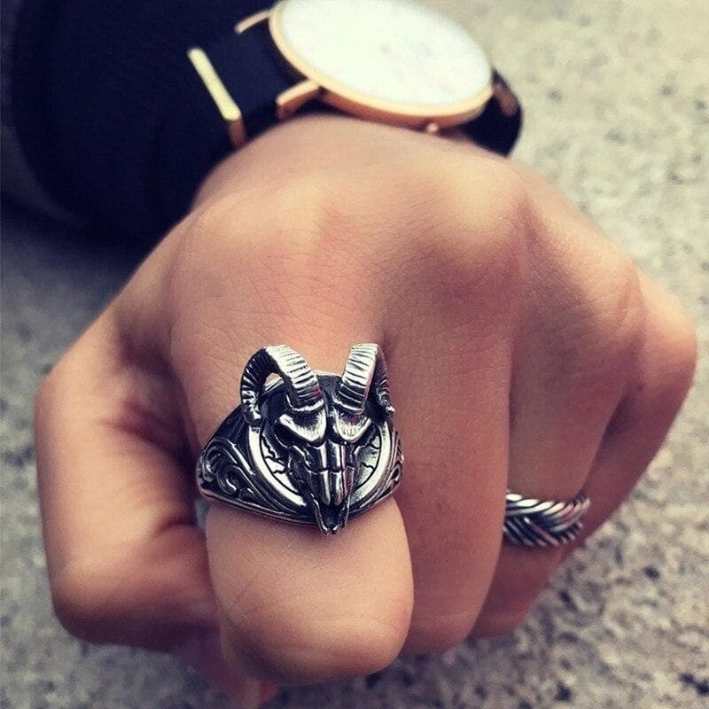 Bague Argent Baphomet portée