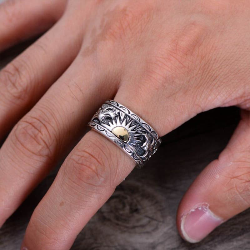 Bague Argent Soleil au doigt