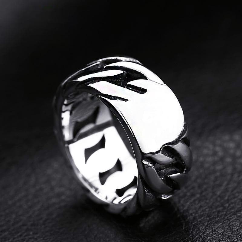 Bague Gothique Acier Homme noir posé sur la tranche | Steampunk Store