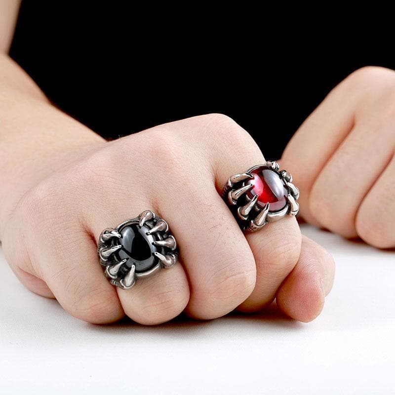 Bague Griffe noir et rouge au doigt | Steampunk Store