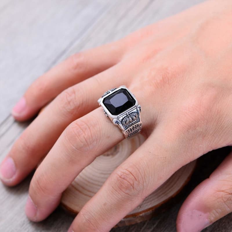 Bague Homme Argent et Noir sur une main | Steampunk Store