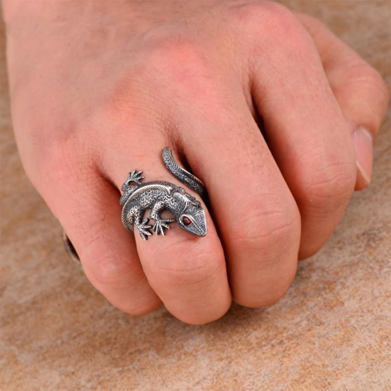 Bague Lézard Argent au doigt