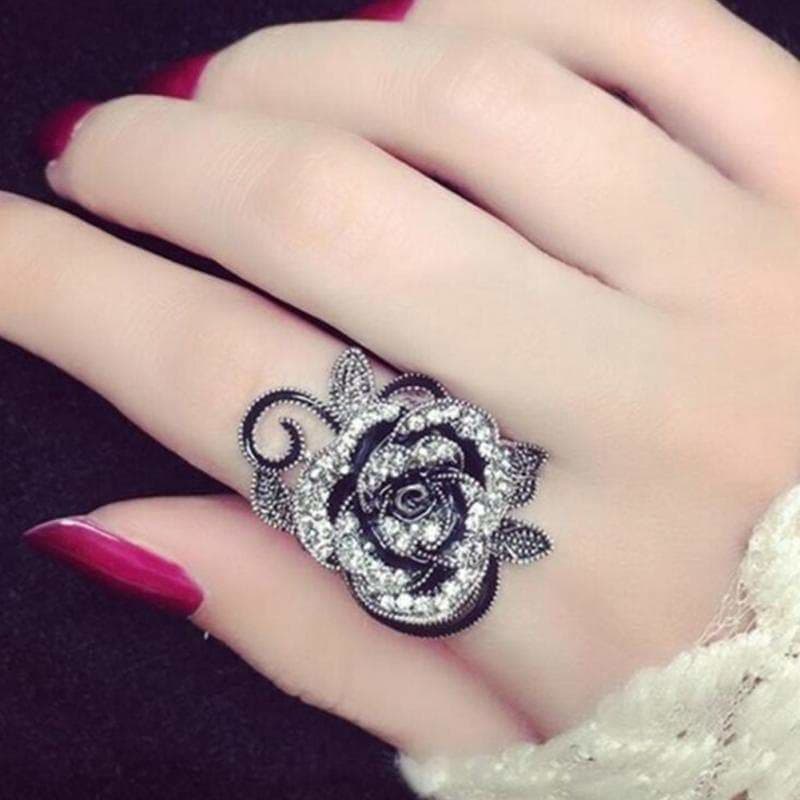 Bague Black Baccara - Steampunk Store sur une autre main