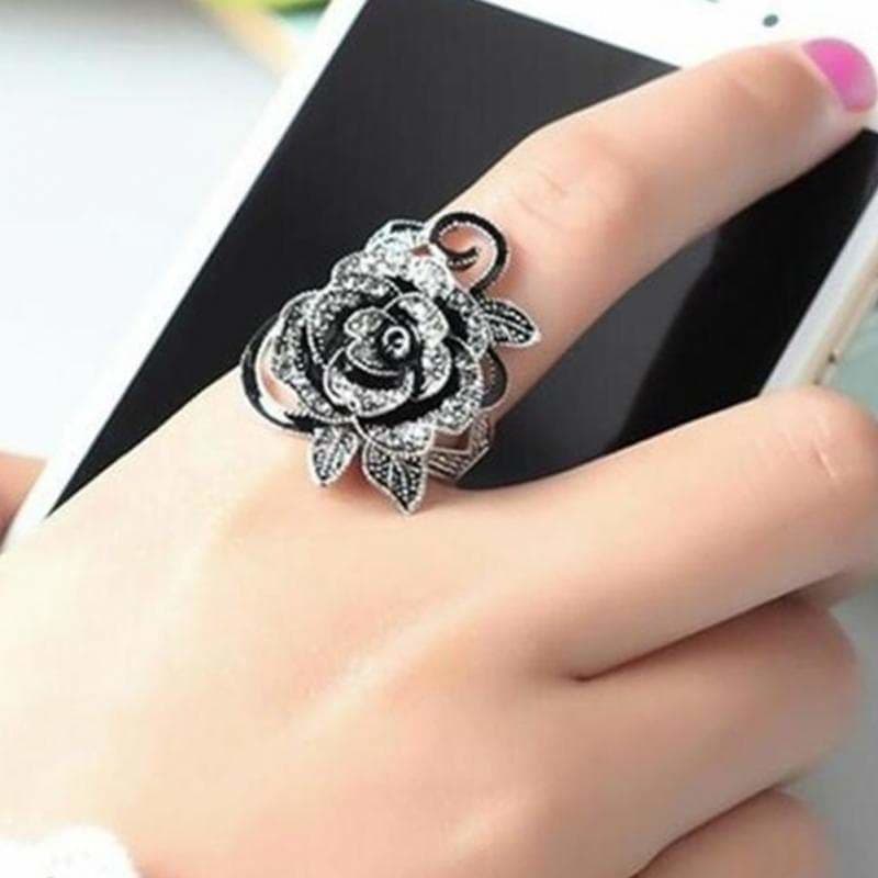 Bague Black Baccara - Steampunk Store sur un mannequin 