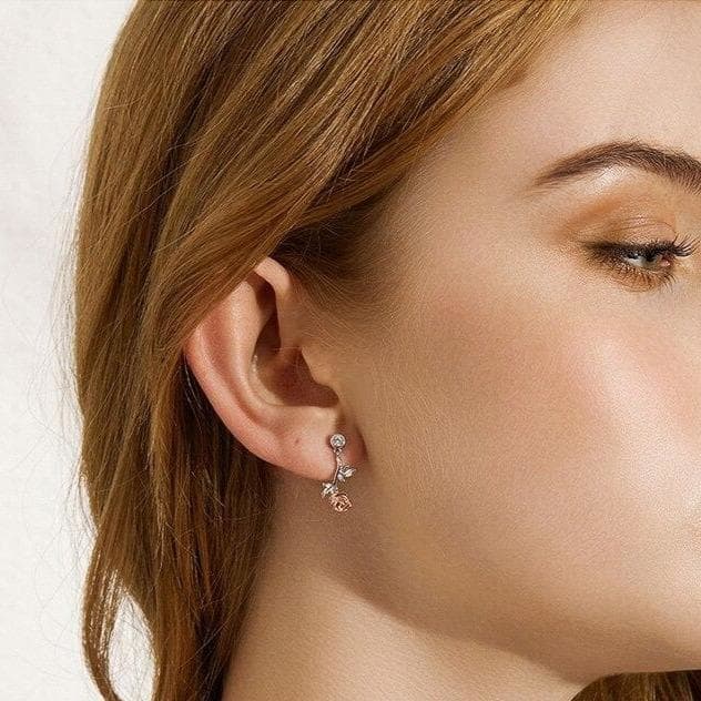 Boucles d Oreilles Argent Forme De Rose sur un mannequin