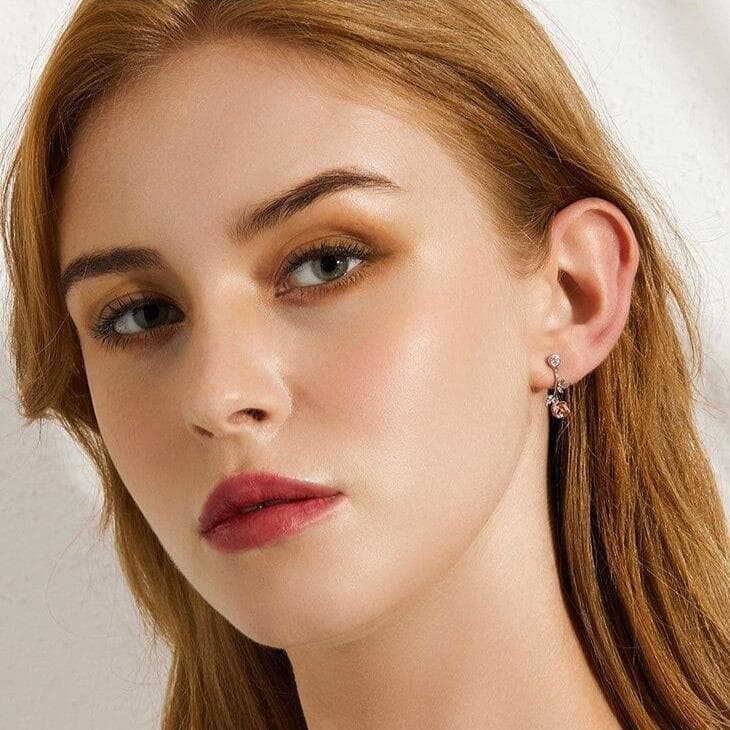 Boucles d Oreilles Argent Forme De Rose portées par une femme