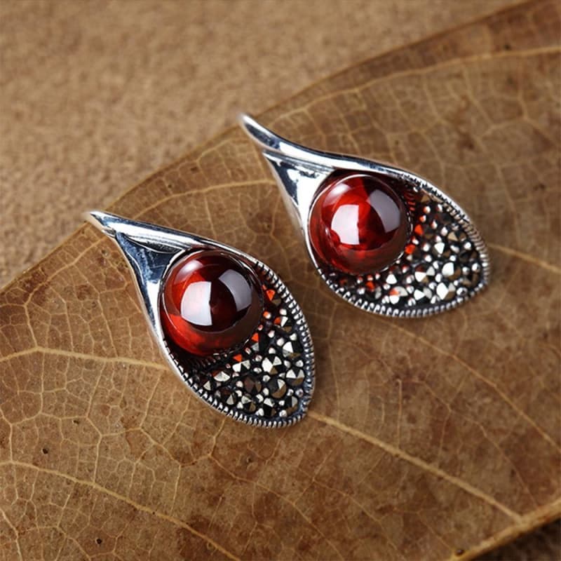 Boucles d Oreilles Rouges Pendantes posées | Steampunk Store