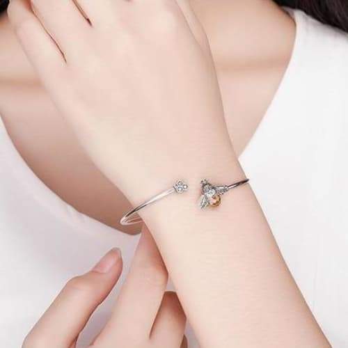 Bracelet Abeille Argent au poignet