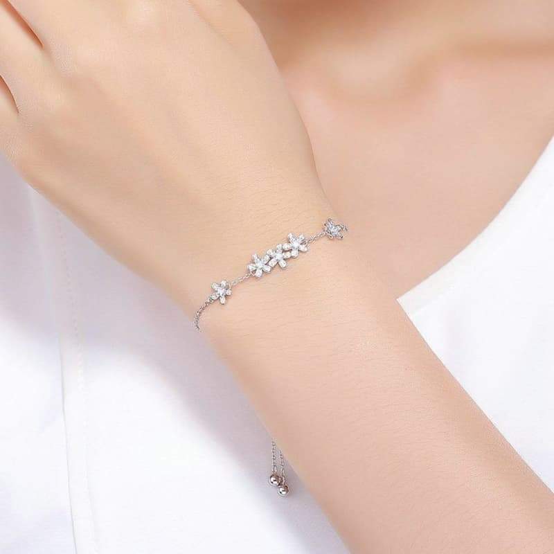 Bracelet Argent Femme Fleur au poignet