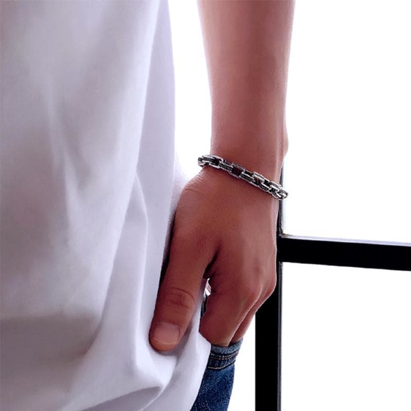 Bracelet Argent Vintage Homme sur un mannequin | Steampunk Store