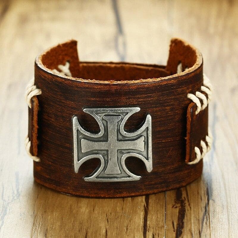 Bracelet Croix De Malte Cuir de face | Steampunk Store