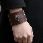 Bracelet Cuir Homme Tete De Mort porté | Steampunk Store
