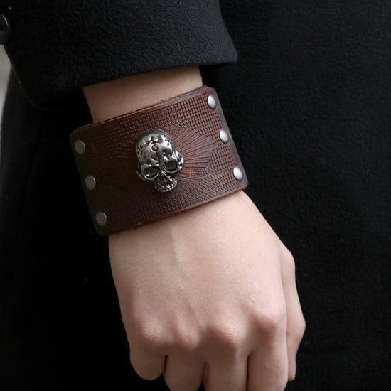 Bracelet Cuir Homme Tete De Mort porté | Steampunk Store
