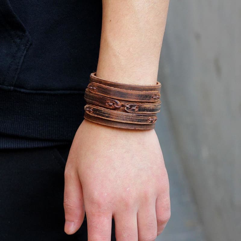 Bracelet Cuir Marron Homme porté | Steampunk Store