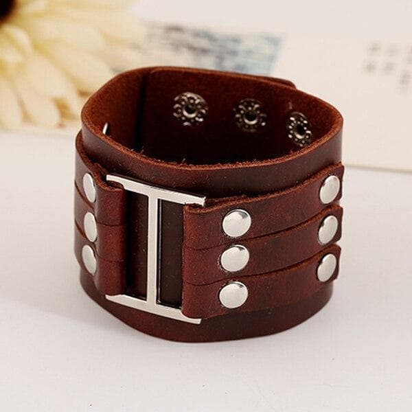 Bracelet De Force Cuir Homme marron posé | Steampunk Store