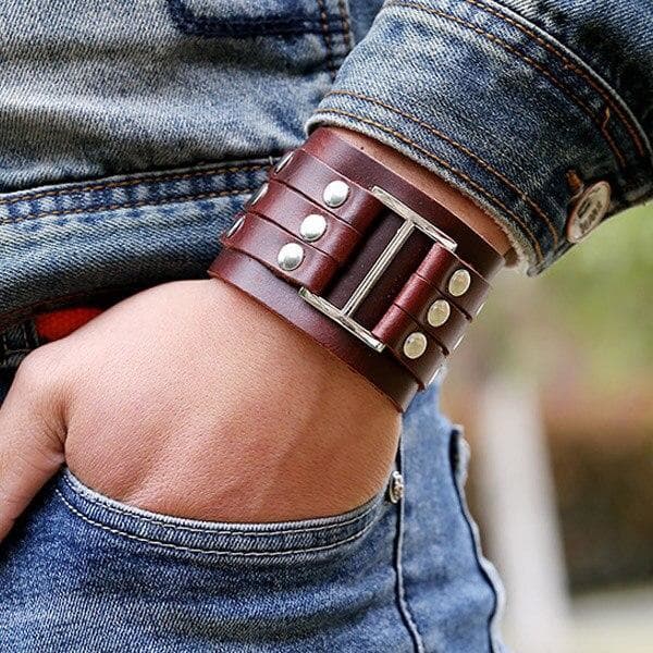 Bracelet De Force Cuir Homme porté | Steampunk Store