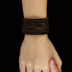 Bracelet De Force Cuir Medieval porté | Steampunk Store