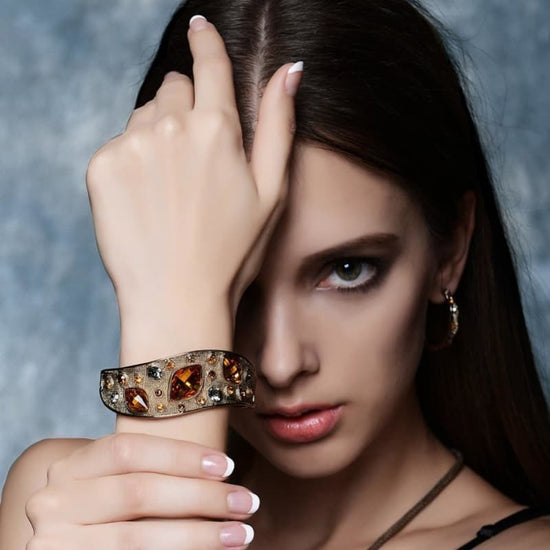 Bracelet Manchette Dorée au poignet | Steampunk Store