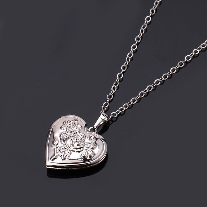 Collier Pendentif Coeur Porte Photo argent posé sur fond noir | Steampunk Store