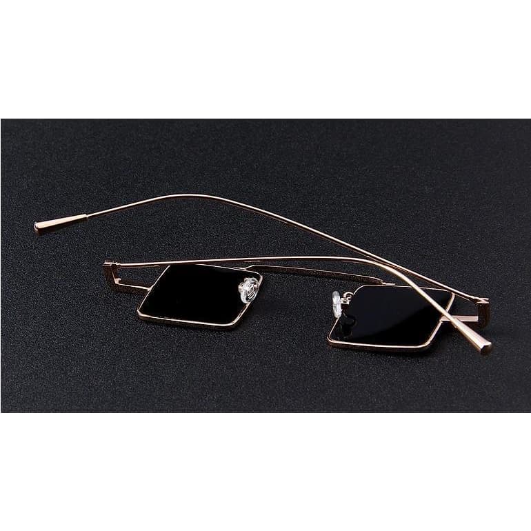 Lunettes de Soleil Carrées Steampunk noir posée| SteampunkStore