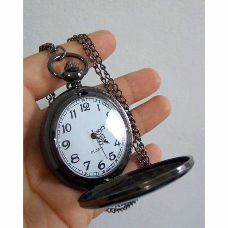 Montre a gousset Noir ouverte dans la main - Steampunk Store