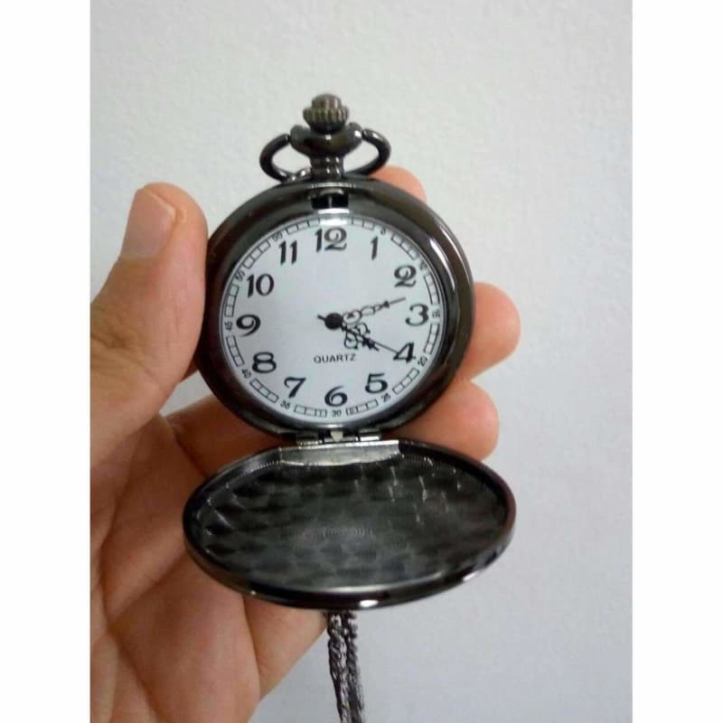 Montre a gousset Noir de face dans la main- Steampunk Store