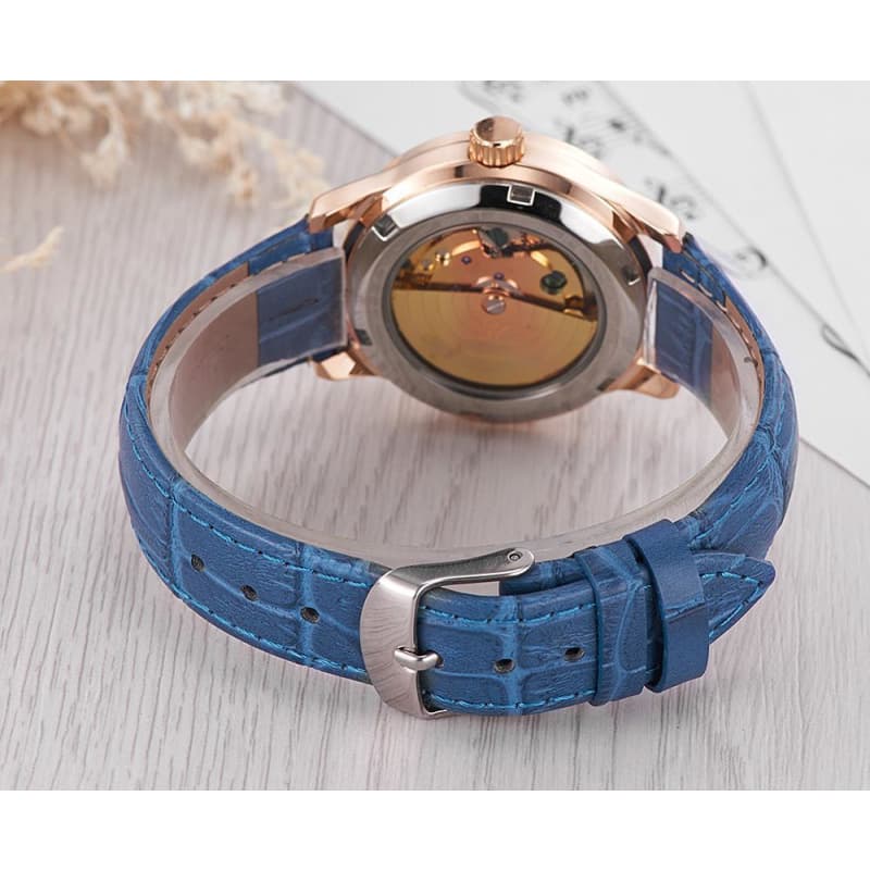 Montre squelette femme bleue posée vue arrière-steampunk store