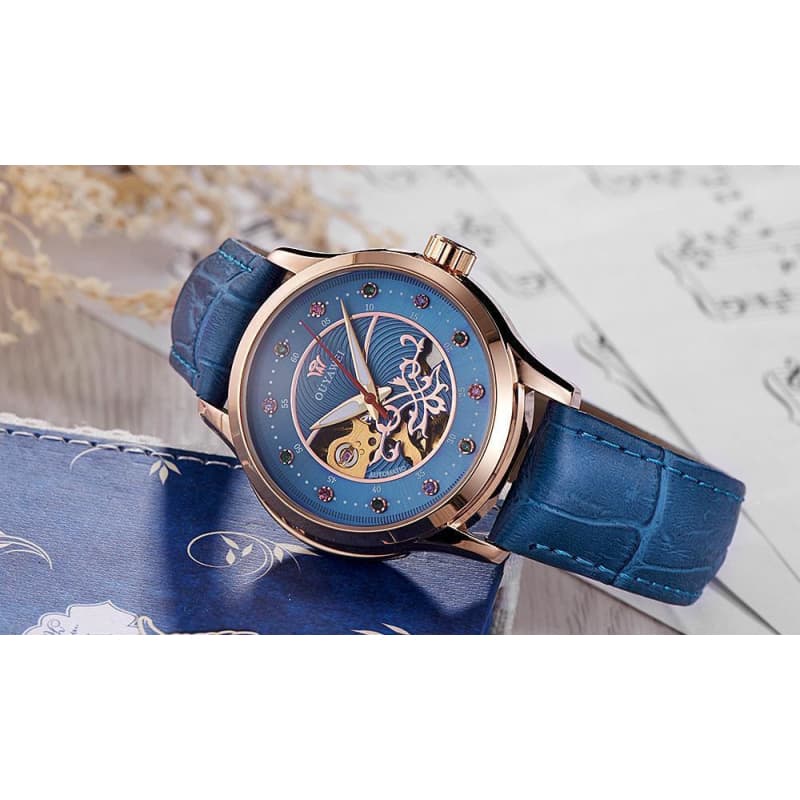 Montre squelette femme bleue posée sur le côté-steampunk store