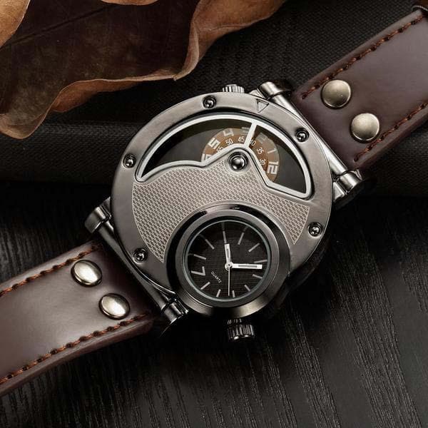 Montre Tactique Steampunk posée bracelet ouvert | SteampunkStore