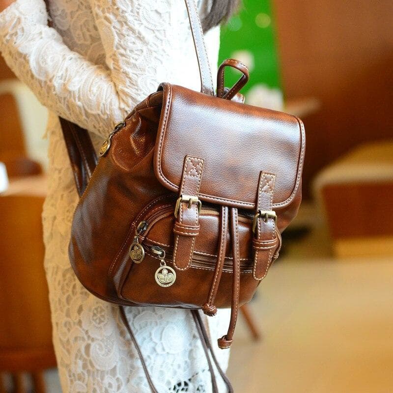 Sac à Dos en Cuir Femme Vintage en situation | Steampunk Store
